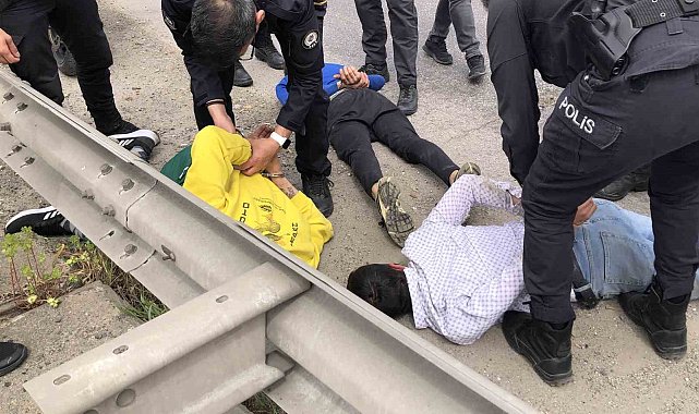 Polisten kaçan otomobil kaza yaptı: Kaçan şüpheliler dere kenarında yakalandı