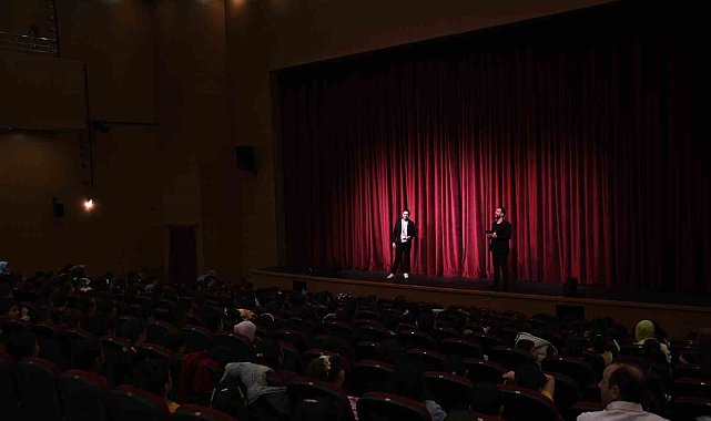 Pursaklar'da ''Bulgaristan Pirin'den Folklor Sihri'' tiyatro oyunu sahnelendi