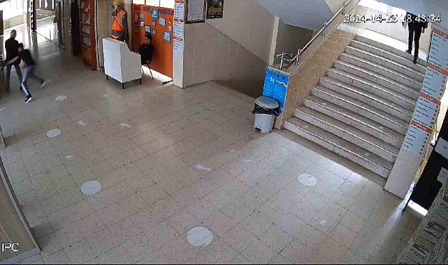 Pusu kurup beklediği öğretmenini bıçaklayan öğrenci kamerada