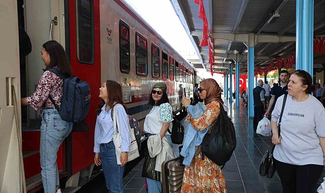 "Turistik Diyarbakır Ekspresi" ile Diyarbakır'a gelenler kente hayran kaldı
