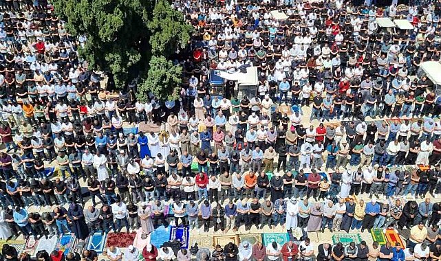 Ramazan ayının son cumasında 120 bin Müslüman Mescid-i Aksa'da saf tuttu