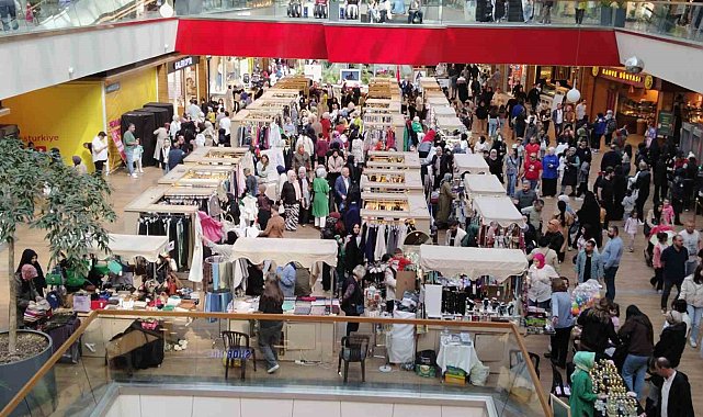 Ramazan Bayramı nedeniyle AVM'ler doldu taştı