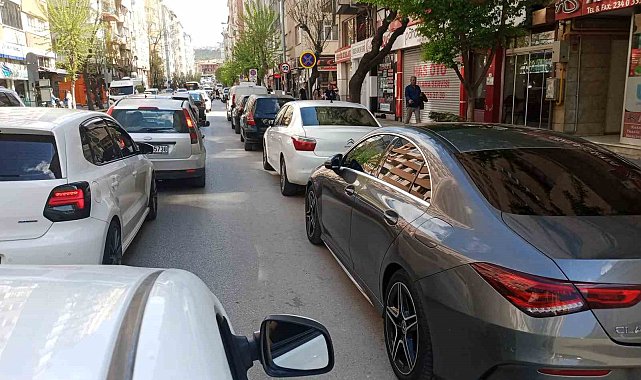 Ramazan Bayramı'nda oluşan trafik kent merkezini kilitledi