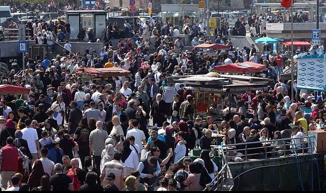 Ramazan Bayramı'nın son gününde de Eminönü'nde yoğunluk