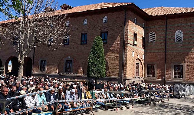 Ramazan'ın son cuma namazında eller semaya açıldı