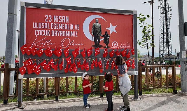 Reklam panolarını gören çocuklar şaşırdı