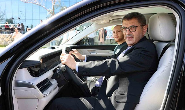 Rektör Kutluhan, TOGG'un deneme sürüşünü öğrencilerle birlikte yaptı