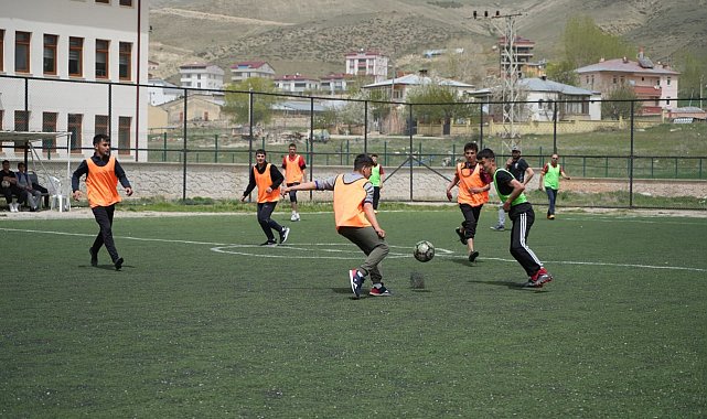 Renkli görüntülere sahne olan 'Bahar Turnuvası' ile lise öğrencileri eğlendiler