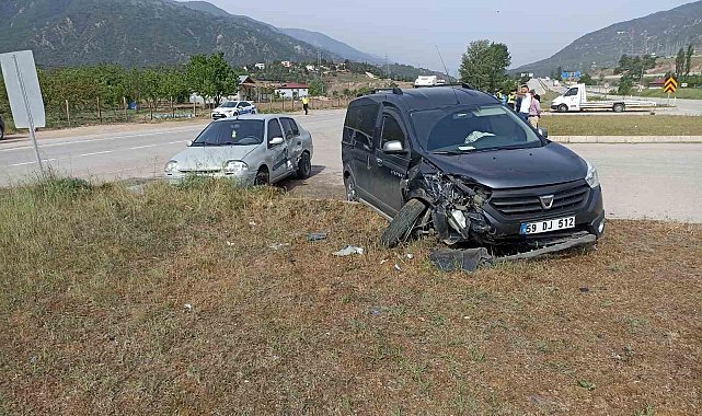 Reşadiye'de otomobil ile hafif ticari araç çarpıştı: 2 kişi yaralandı
