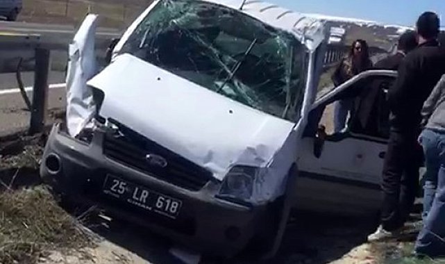 Resmi araç refüje uçtu