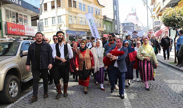 Rize'de Turizm Haftası kortej yürüyüşü renkli görüntülere sahne oldu