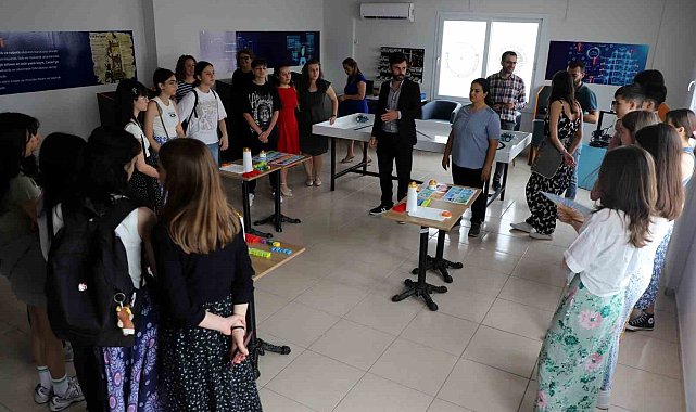 Romanyalı öğrenciler Akdeniz Belediyesinin öğrenme merkezini inceledi