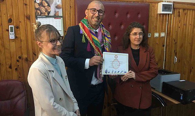 Rozetini çıkardı göreve başladı
