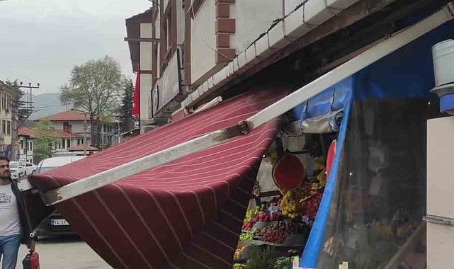 Rüzgar, manavın tentesini yıktı geçti