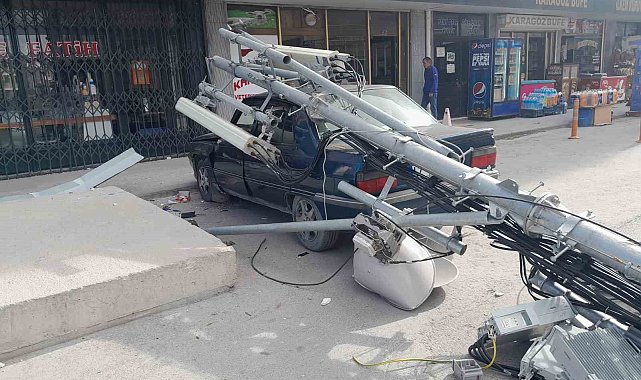 Rüzgardan kopan baz istasyonu direği 5. kattan otomobilin üzerine düştü, düşme anı kameraya yansıdı