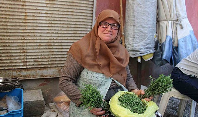 Sabah ezanı sonrası toplanıyor, kokusu cezbediyor