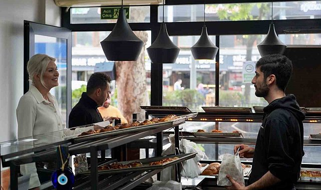 Sabah makama gitmeden esnaf ziyareti yaparak, vatandaşlarla çay içti