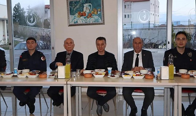 Sağlık çalışanları protokol ile iftar yemeğinde buluştu