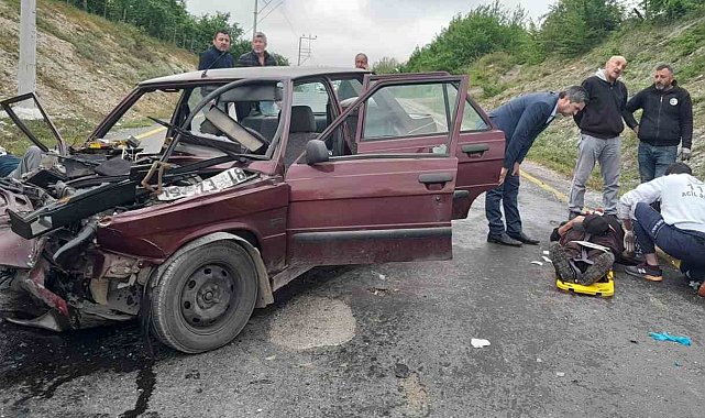 Sakarya'da otomobil ile hafif ticari araç kafa kafaya çarpıştı: 3 yaralı