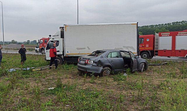 Sakarya'da otomobil ile kamyonet çarpıştı: 3 yaralı