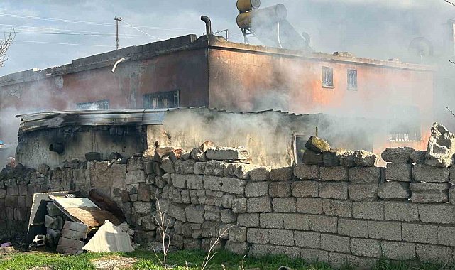 Samanlıkta çıkan yangın eve sıçramadan söndürüldü