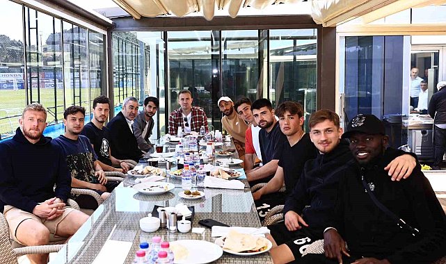 Samet Aybaba, futbolcularla yemekte bir araya geldi