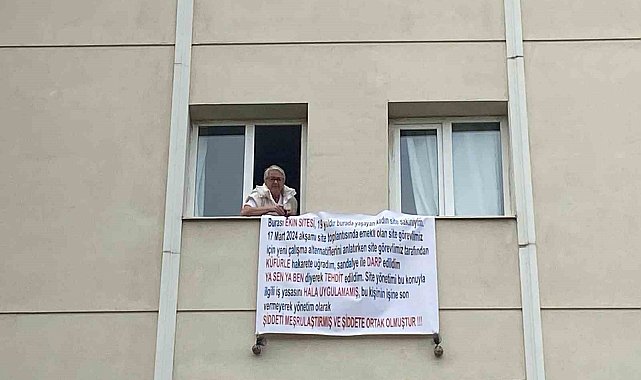 Sandalyeyle darbedilen site sakini, mağduriyetini pankartla dile getirdi
