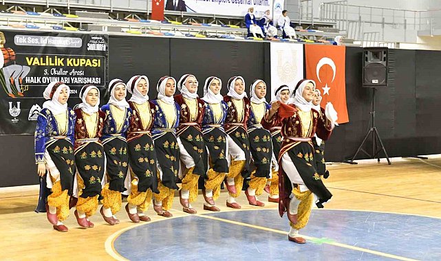 Şanlıurfa'da halk oyunları yarışması renkli görüntülere sahne oldu