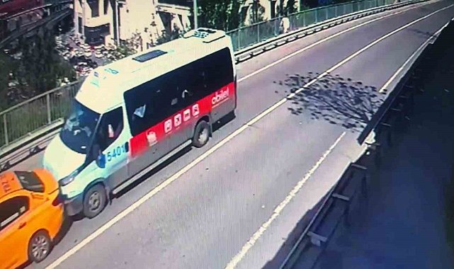 Sarıyer'de 5 yolcunun yaralandığı minibüs kazası kamerada