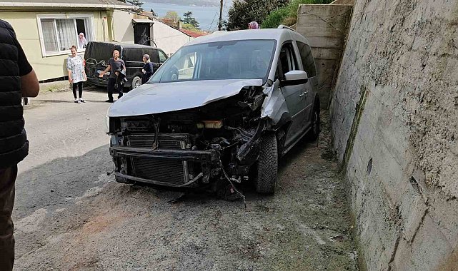 Sarıyer'de kontrolden çıkan otomobil park halindeki araçlara çarptı: 1 yaralı