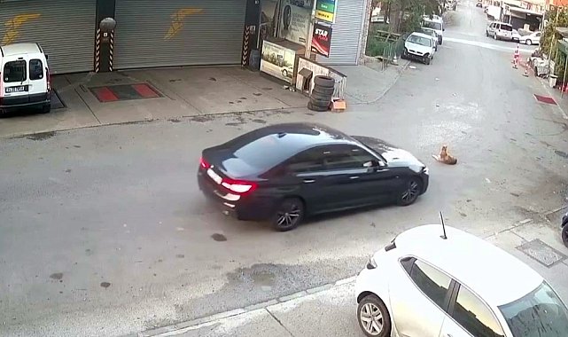 Sarıyer'de otomobil, yolda yatan köpeğin üzerinden geçti: O anlar kamerada