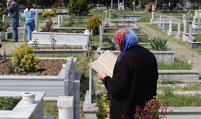 Şehir mezarlığında Kur'an ziyafeti