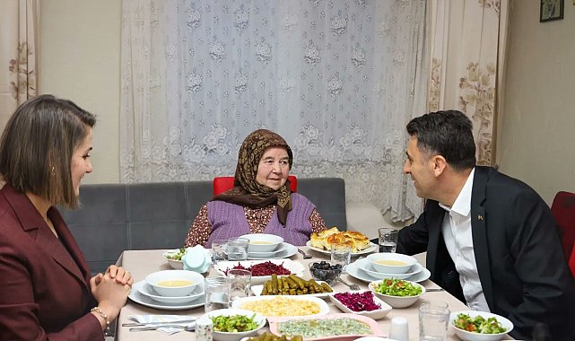 Şehit ailesinin iftar sofrasına misafir oldu