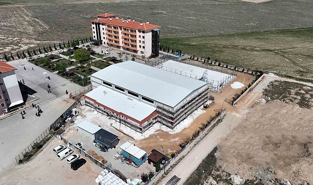 Selçuklu Belediyesi'nden eğitime kapalı spor salonu ve suni çim saha desteği