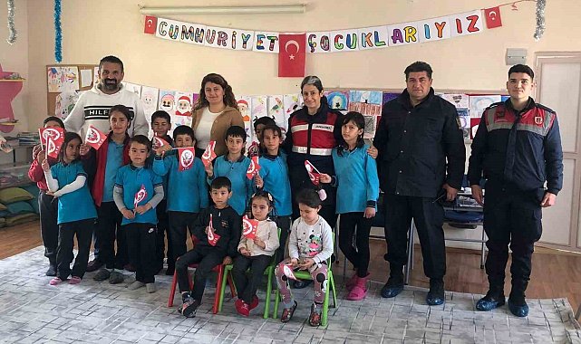 Serçin Mahallesi'ndeki öğrencilere Jandarma tanıtıldı