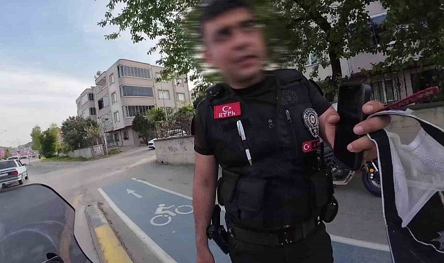 Şerit dışından giden kuryeye polisten uyarı: "Üç kuruş için canını tehlikeye atma"