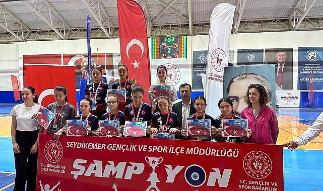 Seydikemer'de voleybol turnuvasında şampiyonlar belli oldu