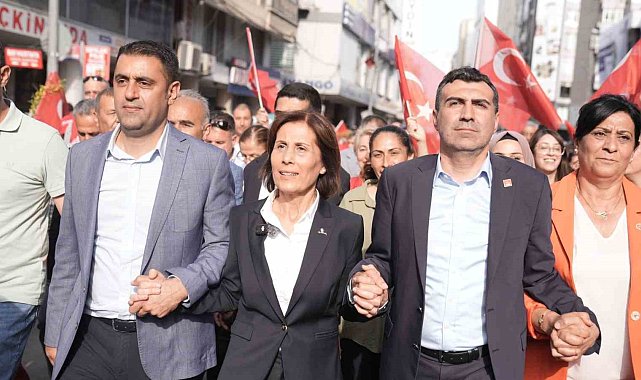 Seyhan Belediye Başkanı seçilen Oya Tekin mazbatasını alıp görevine başladı