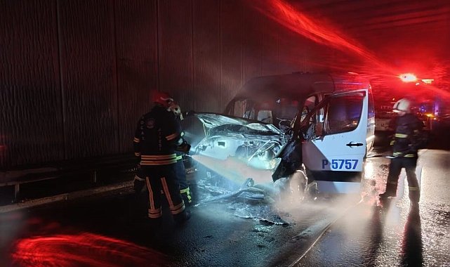 Seyir halindeki işçi servisi yandı, karayolu duman altında kaldı
