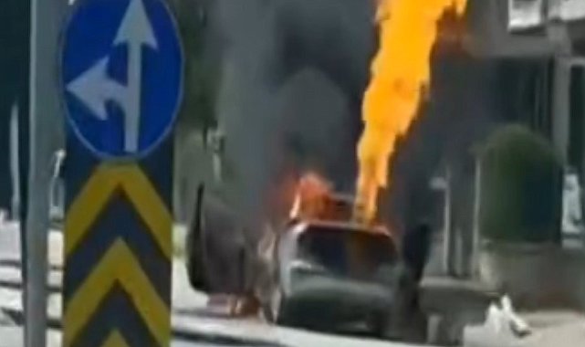 Seyir halindeki otomobil alev alev yandı