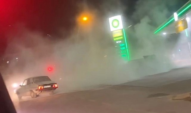 Seyir halindeki otomobil petrol istasyonunun dibinde yandı, faciadan dönüldü