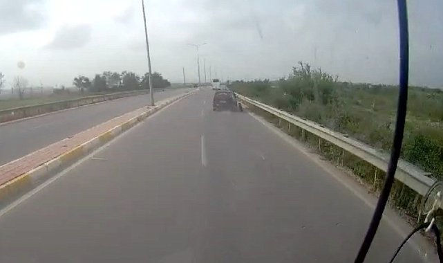 Seyir halindeki Tofaş otomobilin tekeri çıktı, o anlar kameraya yansıdı