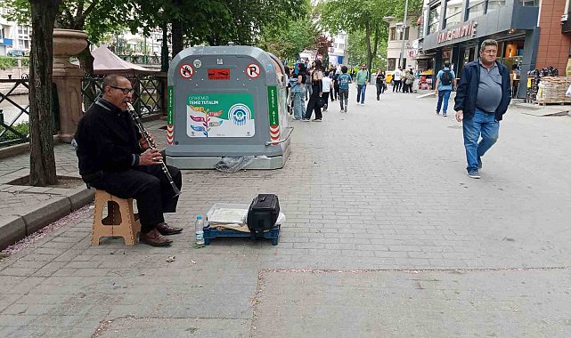 Sıcak havaları fırsat bilen sokak müzisyenleri daha fazla çalışmaya başladı