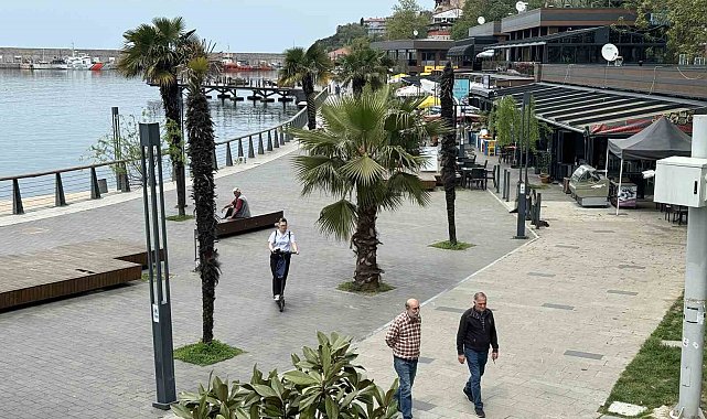 Sıcak havayı gören cadde ve sahillere koştu
