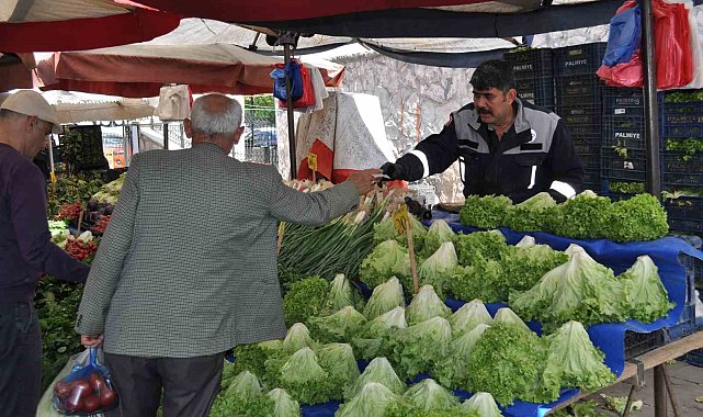 Sıcaklıkların artmasıyla pazar tezgâhlarında fiyatlar yarıya kadar düştü