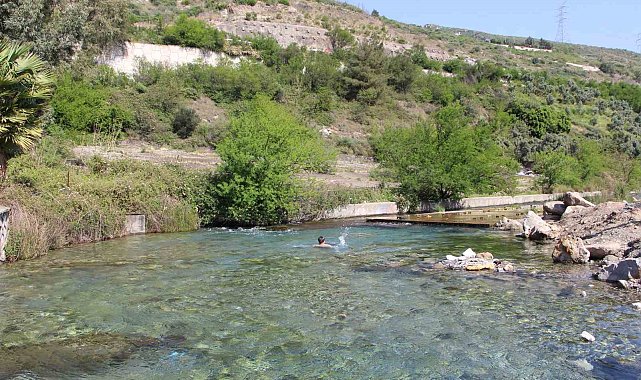 Sıcaktan bunalan depremzedeler, doğal kaynak suyunda serinledi