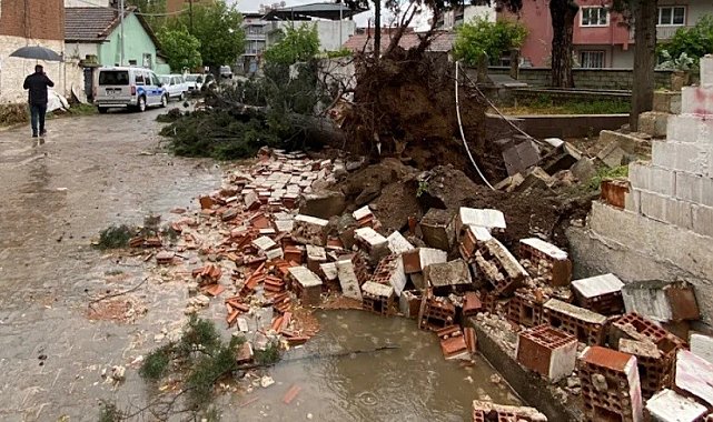 Şiddetli yağış ve fırtına Köşk'te de etkisini gösterdi