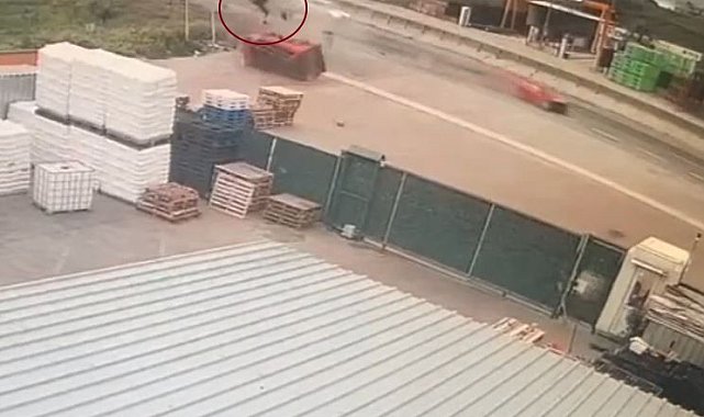 Silivri'de zincirleme kaza, sürücü takla atan kamyonetten fırladı