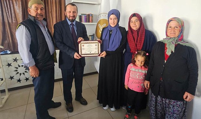 Simav'da 3 kız öğrenci hafız oldu