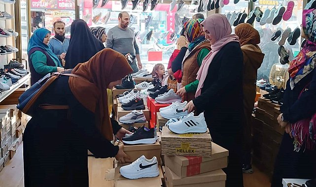 Simav'da Kur'an Kursu öğreticilerinden 29 çocuğa bayramlık kıyafet